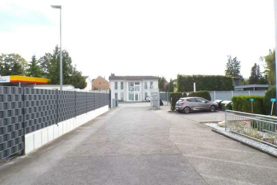1 Blick von Straße in die Einfahrt