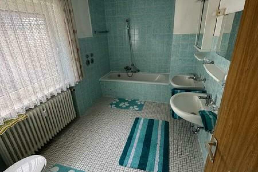 15 Bad mit Wnne und Duschmöglichkeit Doppelwaschbecken und WC