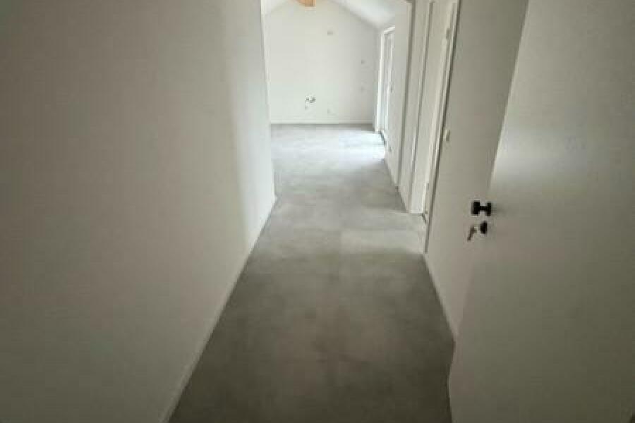 26 Flur im DG von Wohnungstür her