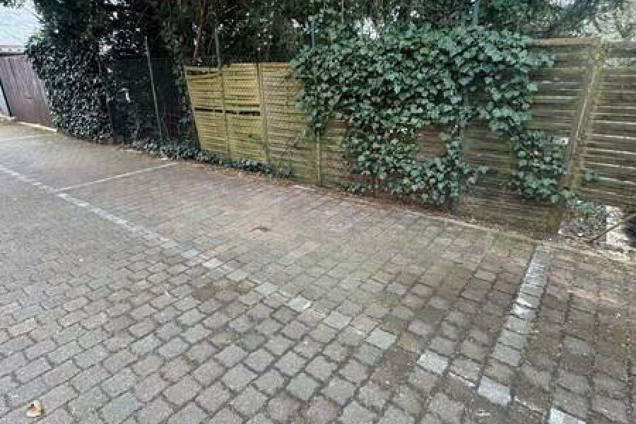23 Parkplatz