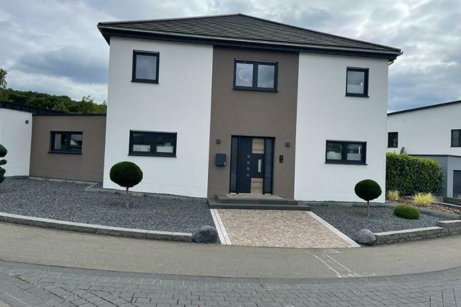 OB2 Ansicht Zugang mit Steingarten