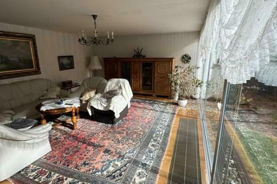 33 Wohnzimmer - im Boden eingelassene Heizung