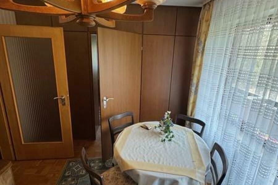 37 Arbeitsraum mit Durchgang zu zweitem Raum