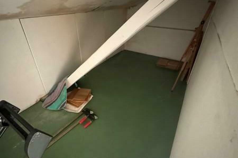 55 Lagerraum in der Wand