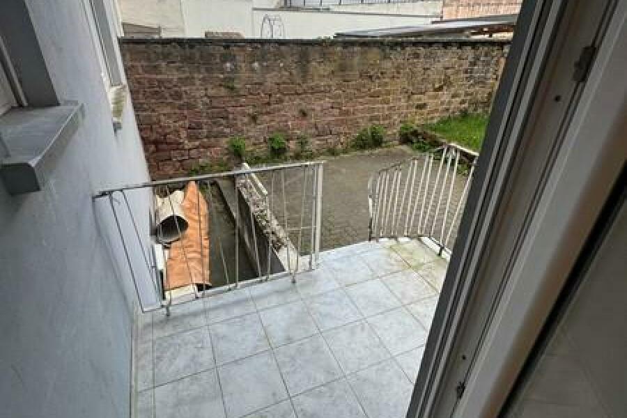21 Balkon mit Treppe zum Garten und Stellplatz