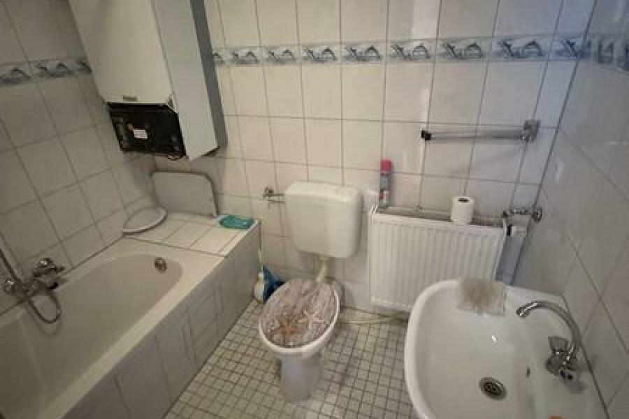 8 Bad Wanne WC Hzg WB