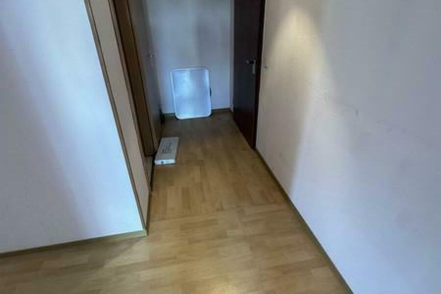 14 Flur zum Eingang