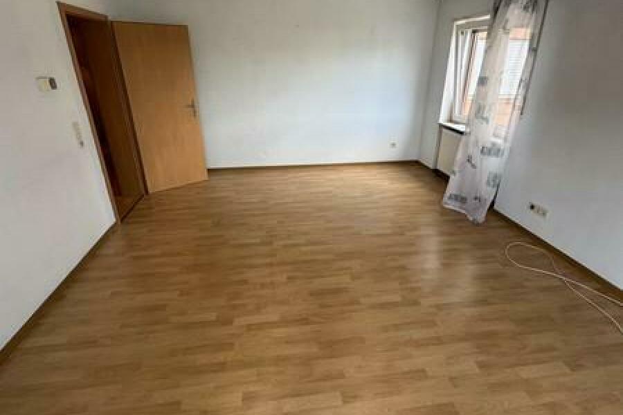 3 Wohnzimmer mit Balkonzugang