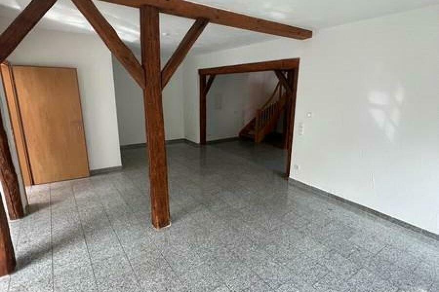 6b Wohnzimmer Blick ins Treppenhaus