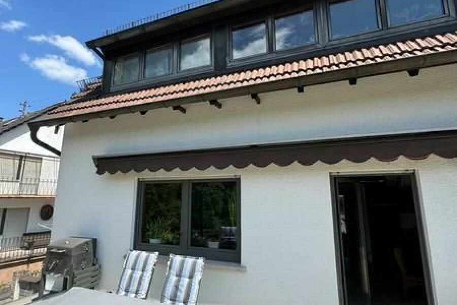 38 Terrasse und Straßenansicht