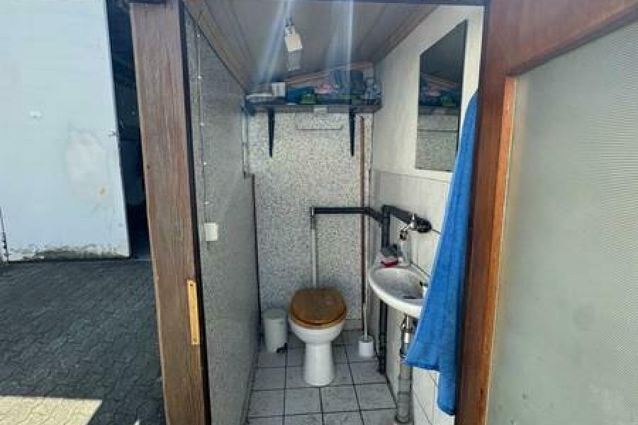 16 Werkstatttoilette