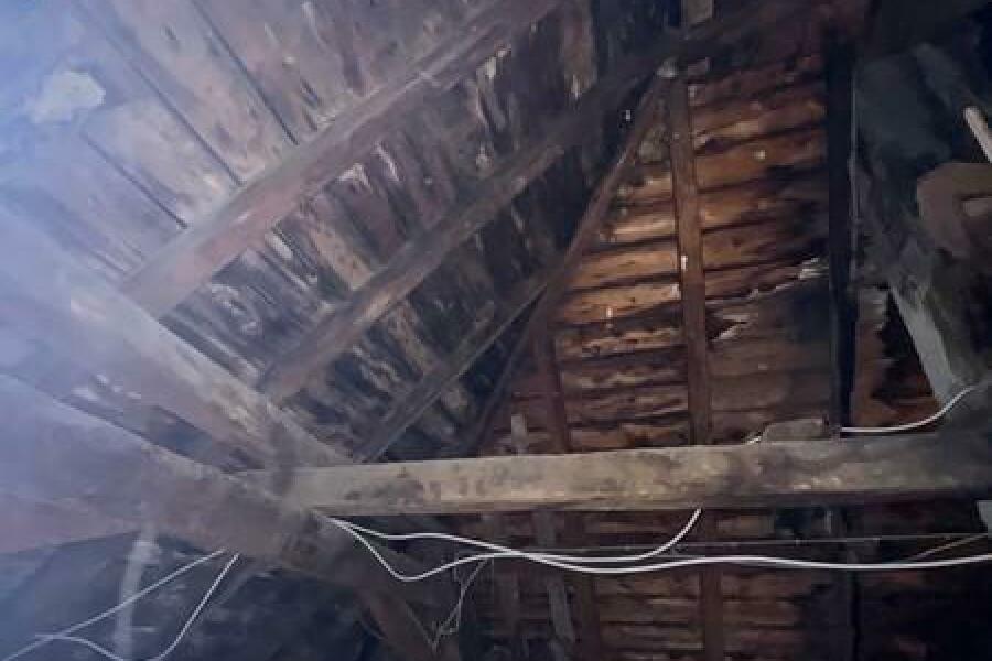 52 Blick in das Gebälk