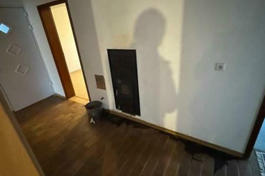 24 Flur mit Kaminofen