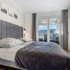 Schlafzimmer mit Fensterblick
