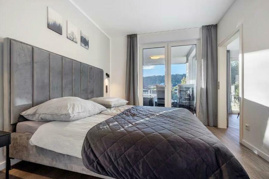Schlafzimmer mit Fensterblick