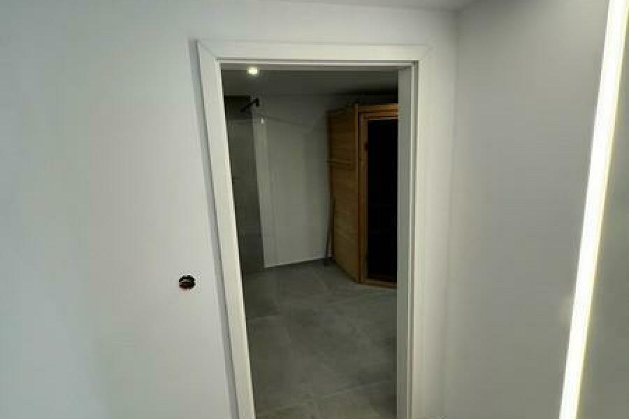 14 Eingang zum Bad im EG mit Sauna