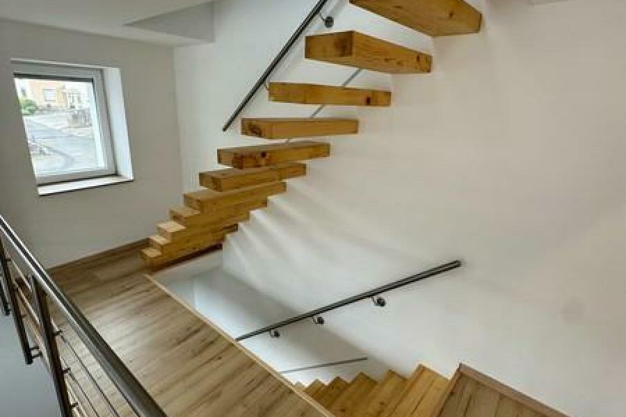 48 zweite Treppe zum DG