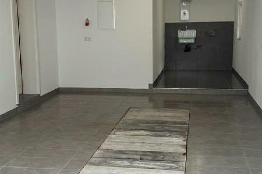 7 Garage mit Grube - Hintergrund Platz der LWW pumpe