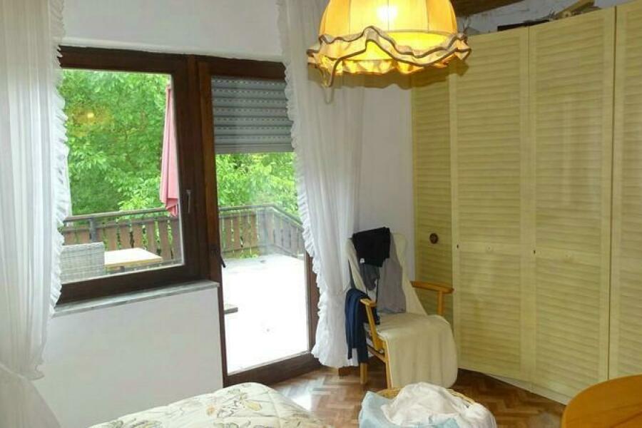 Schlafzimmer mit Balkontür