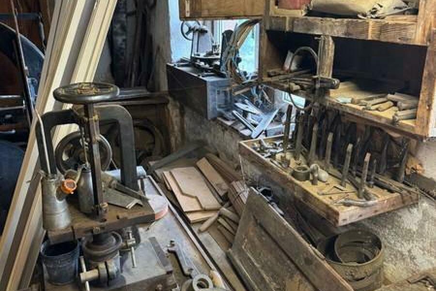 42 Werkstatt mit funktionsfähiger Einrichtung