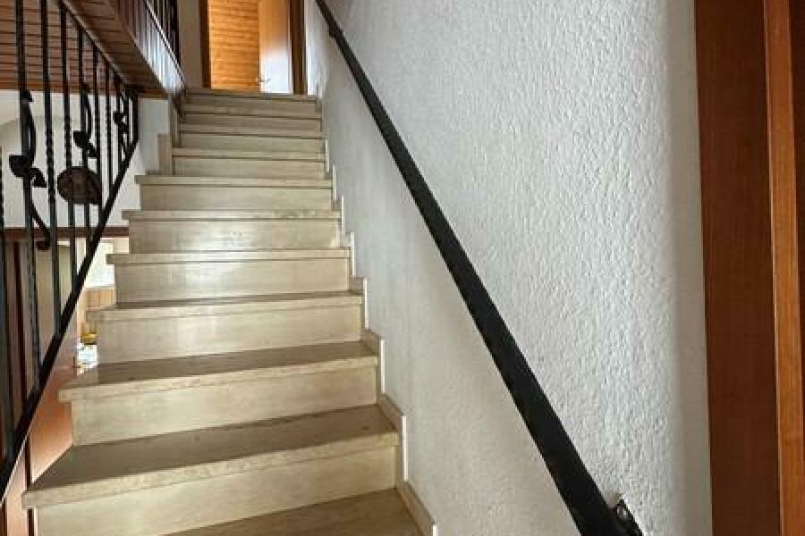 18 Treppenhaus zum OG - mögl. zweite Wohnung