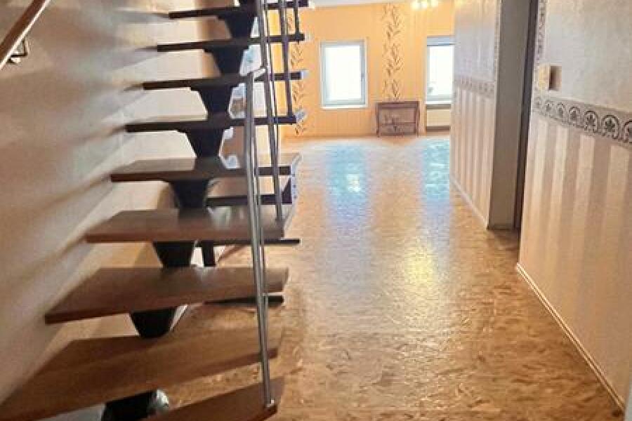 GB18 Flur OG mit Aufgang Dachboden