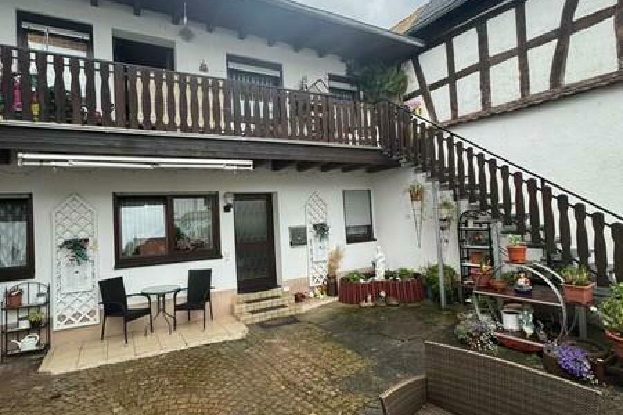 3 Innenhof mit Treppenaufgang am Anbau