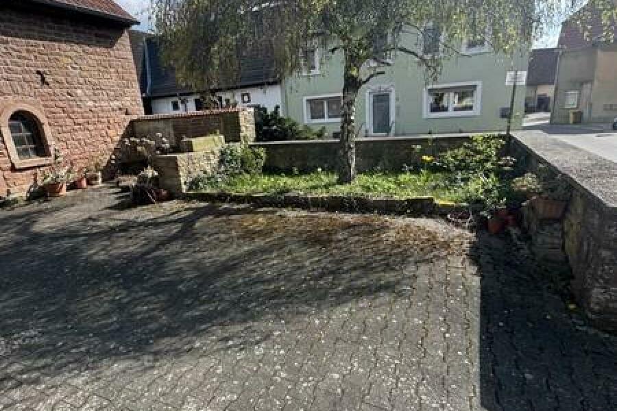 6 Hof mit Vorgarten