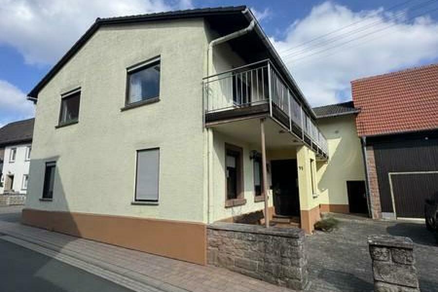 3 Front mit Hof und Balkon