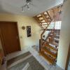 27 Flur im EG mit Treppe zum DG und KG