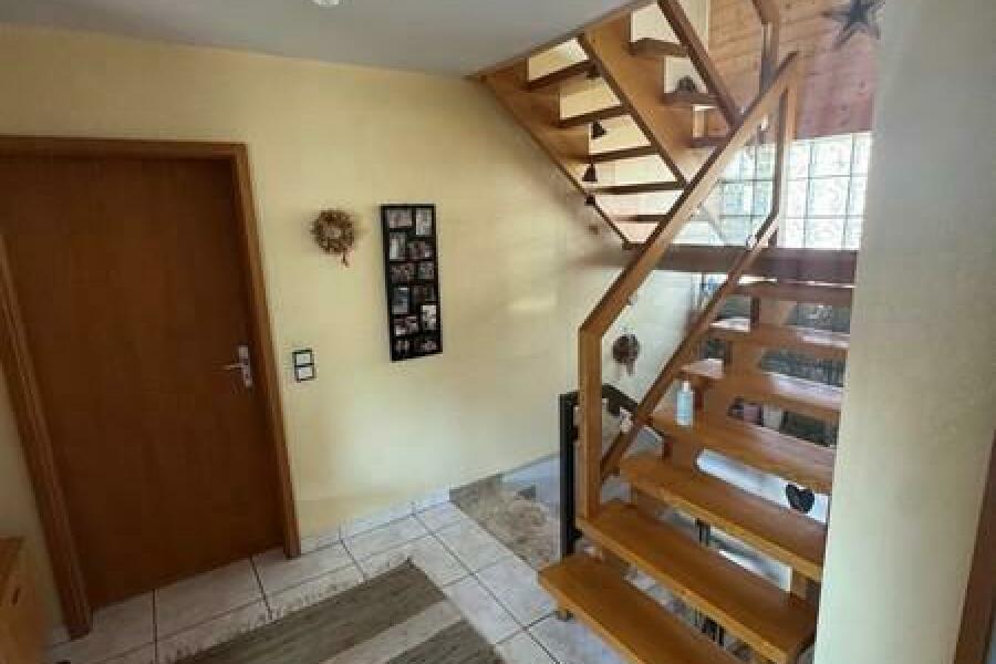 27 Flur im EG mit Treppe zum DG und KG