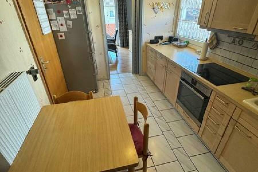 23 Blick von Küche zum Eßbereich