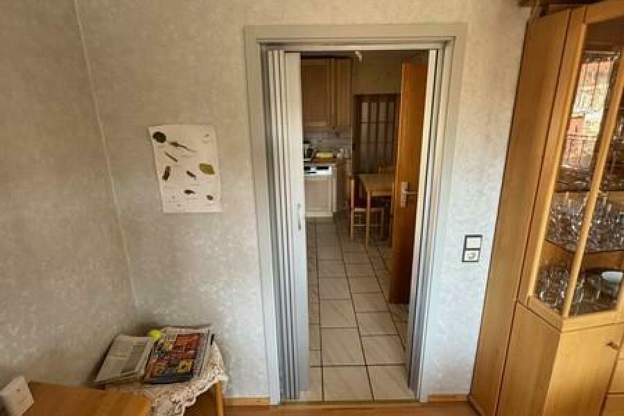 19 Vom Eßbereich zur Küche und Speisekammer