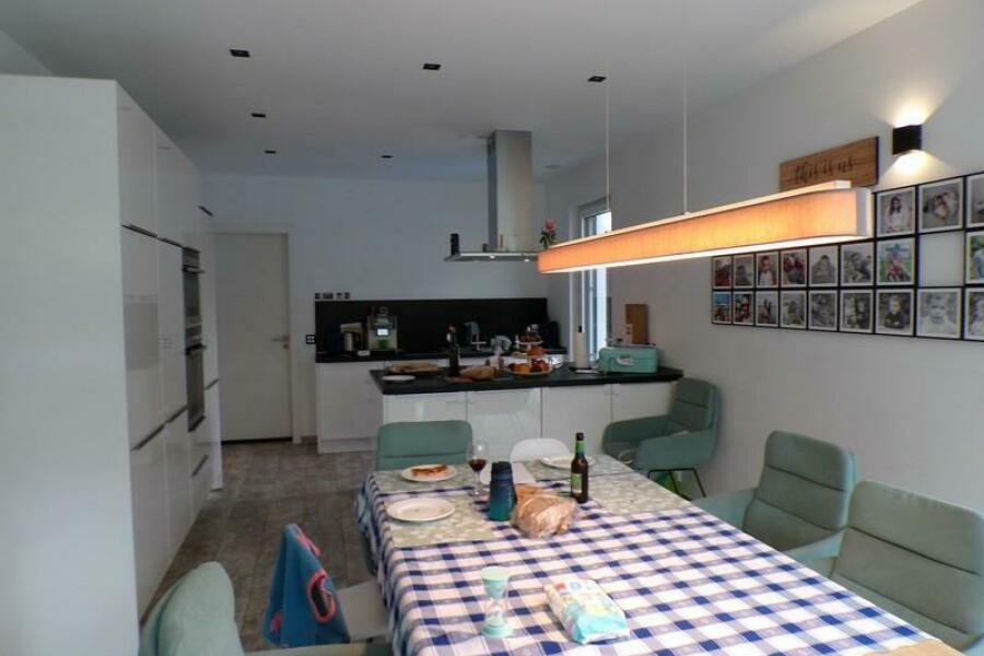 25 EG - Esszimmer (Blick auf Küche)