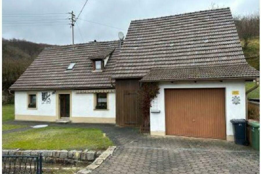 Haus mit Garage-1