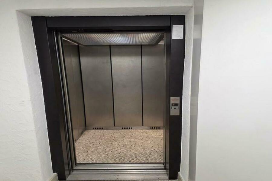 00-Vorderhaus Aufzug