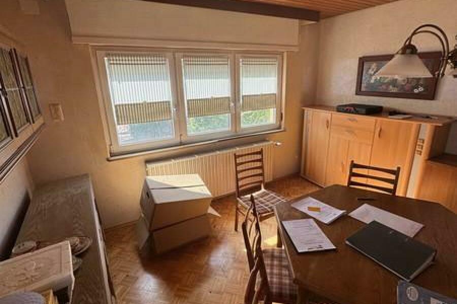 8 Wohn-Eßzimmer