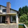 1 Rückseite mit Außen-Innenkamin und Terrasse