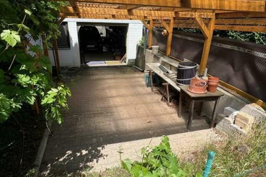 5 Garagendurchfahrt in den Garten - Terrasse unter Pergola