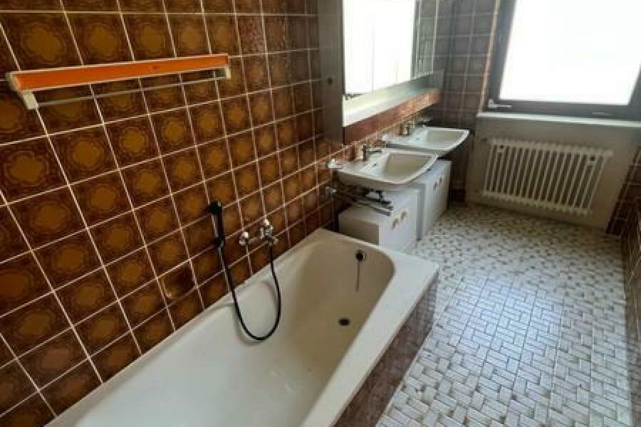 21 Bad mit Wanne und Dusche