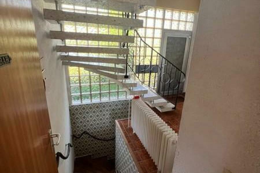 19 Flur mit Kellertreppe und Haustür