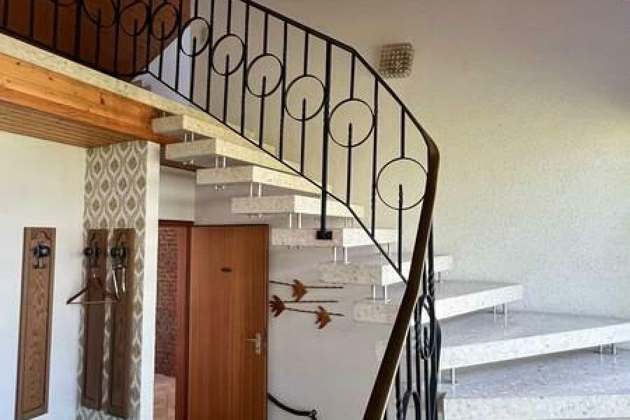 27 Treppenhaus zum OG mit studentenzimmerappartements
