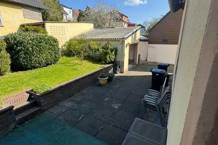 27 Terrasse und Garage