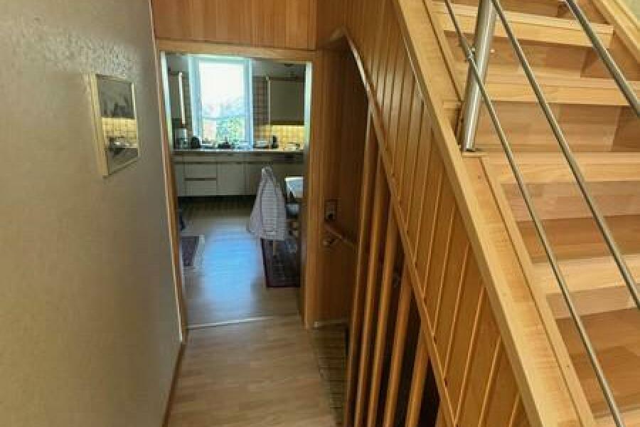 13 Flur zur Küche und Treppe zum DG