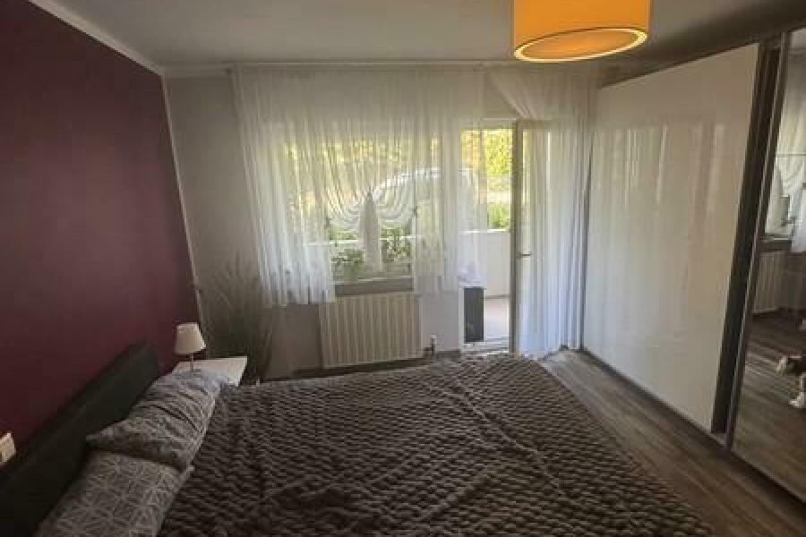 14 Schlafzimmer mit Balkonzugang