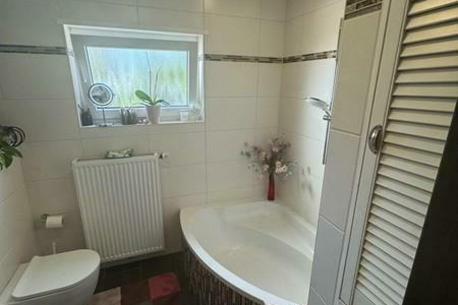 6 Eckbadewanne mit WC und Wandschrank